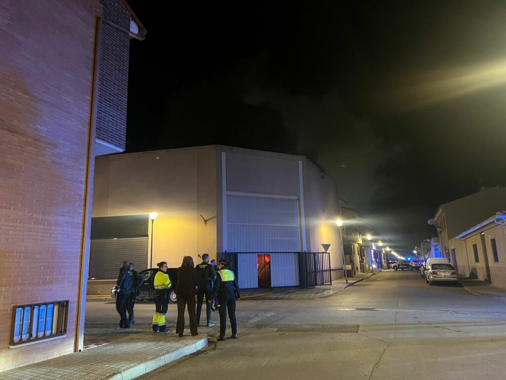 Un incendio en Tomelloso obliga a desplegar un amplio operativo 2 incendio guarnicioneros tomelloso 4