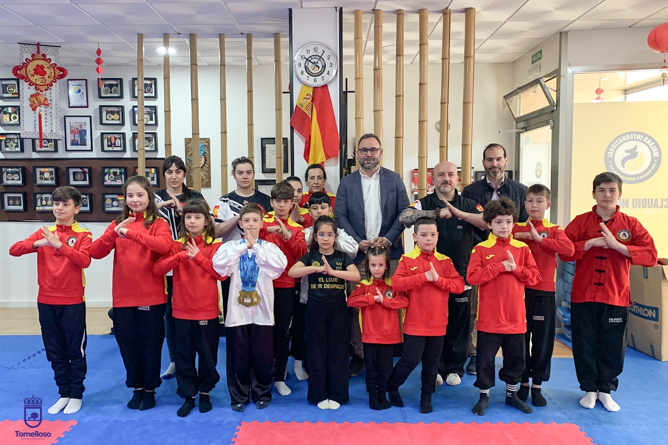 Javier Navarro visita la Escuela Wu-Lang Tomelloso y felicita al maestro Claudiu Mihaila y sus alumnos por los múltiples éxitos en competiciones nacionales e internacionales