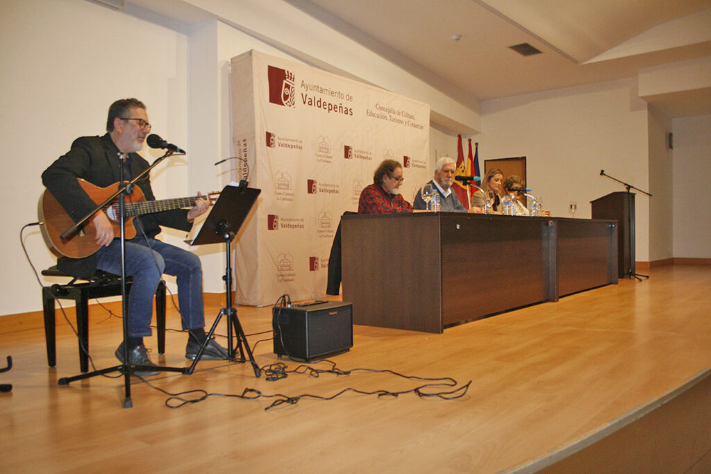 Juan Camacho presentó en Valdepeñas ‘Nada es silencio’, un puente poético entre la memoria y la vanguardia tecnológica. 1 juancamacho