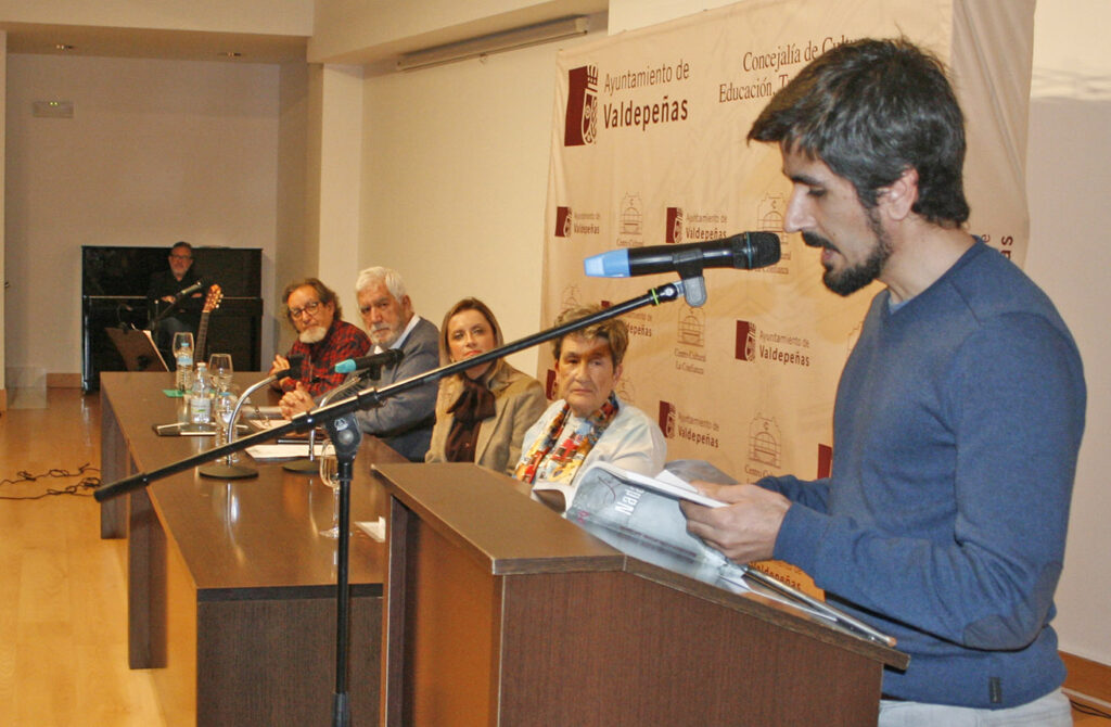 Juan Camacho presentó en Valdepeñas ‘Nada es silencio’, un puente poético entre la memoria y la vanguardia tecnológica. 2 juancamacho 4