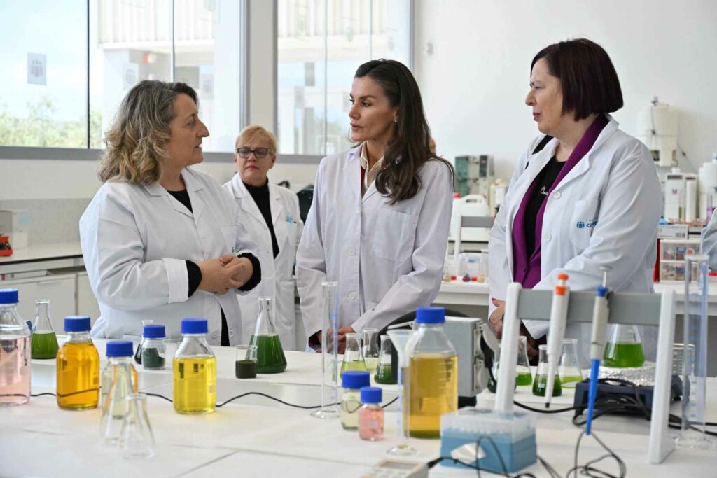 Su Majestad la Reina visitó la Estación Experimental Cajamar ‘Las Palmerillas’ en El Ejido 2 majestad la reina visita las palmerillas 5