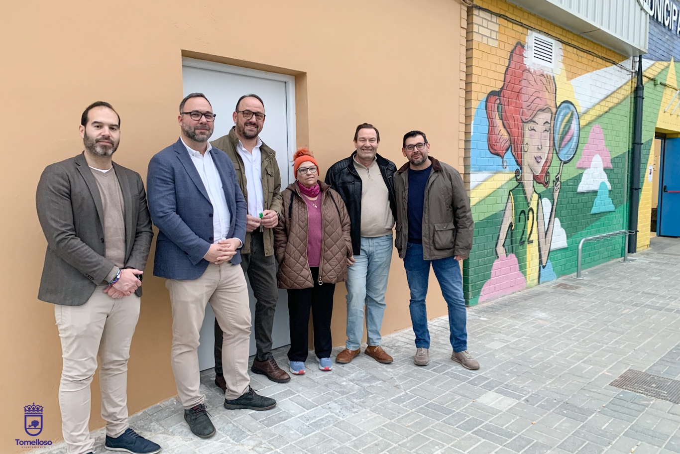 Navarro entrega las llaves del espacio municipal cedido al Club Baloncesto Tomelloso junto al pabellón San José para su uso como sede