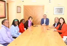 Navarro recibe a las tres jóvenes keniatas que de la mano de Fundación Kirira estarán unos días en Tomelloso Navarro recibe a las tres jóvenes keniatas que de la mano de Fundación Kirira estarán unos días en Tomelloso