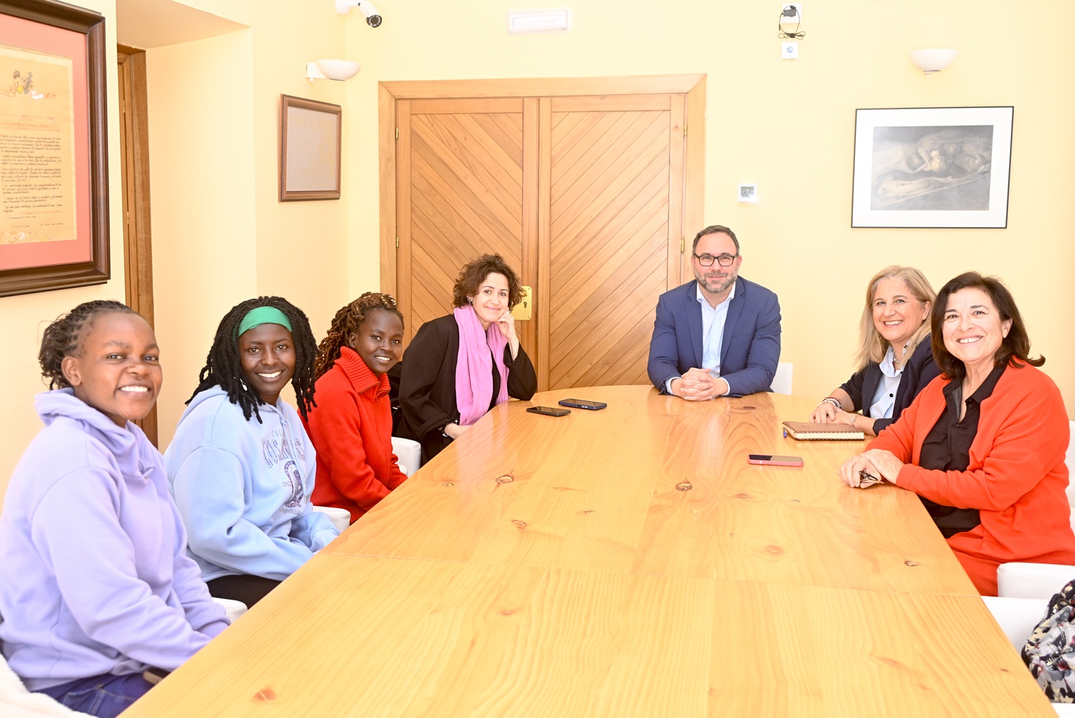 Navarro recibe a las tres jóvenes keniatas que de la mano de Fundación Kirira estarán unos días en Tomelloso