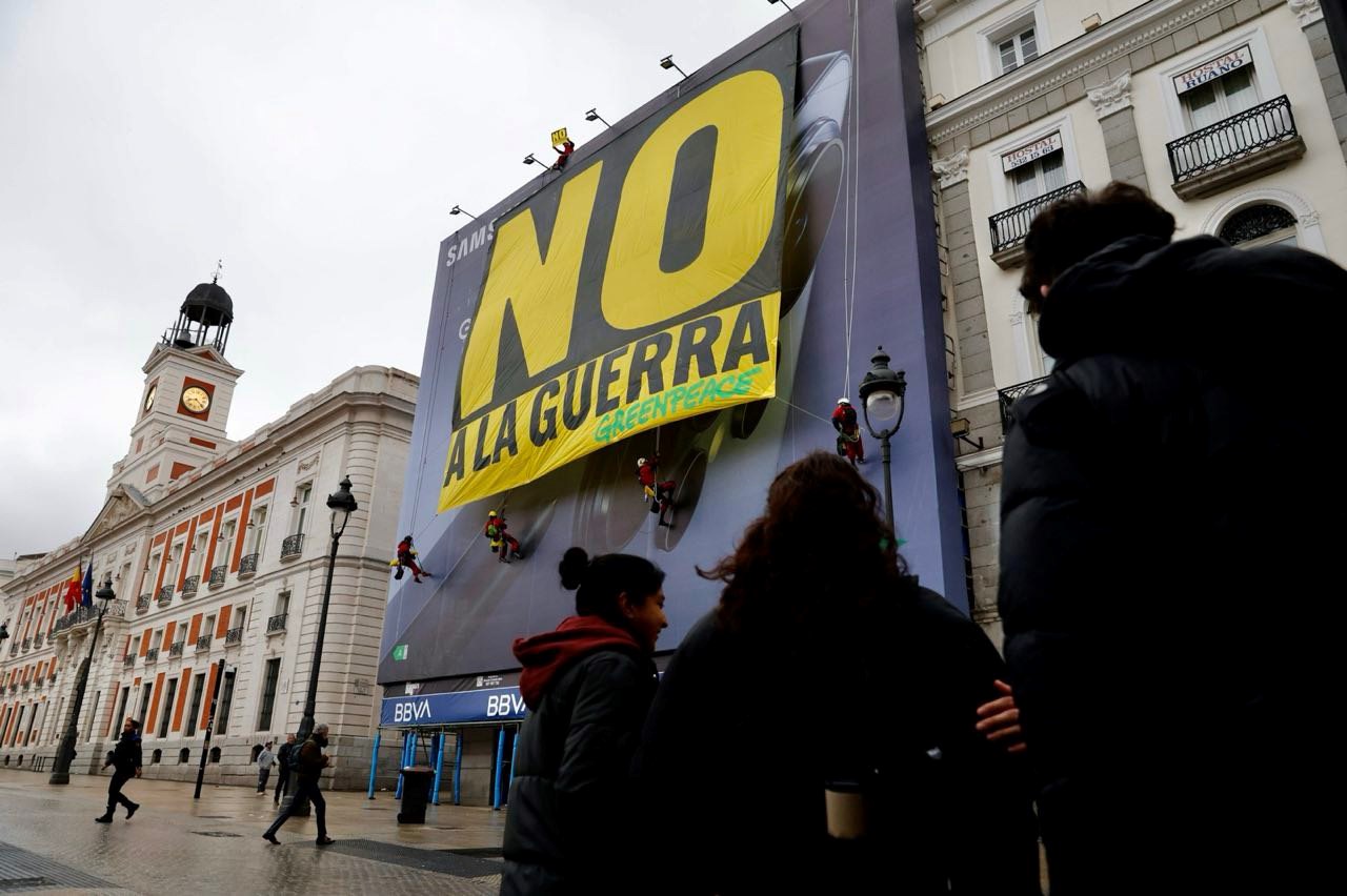 Greenpeace descuelga una pancarta gigante en la Puerta del Sol de Madrid con el 