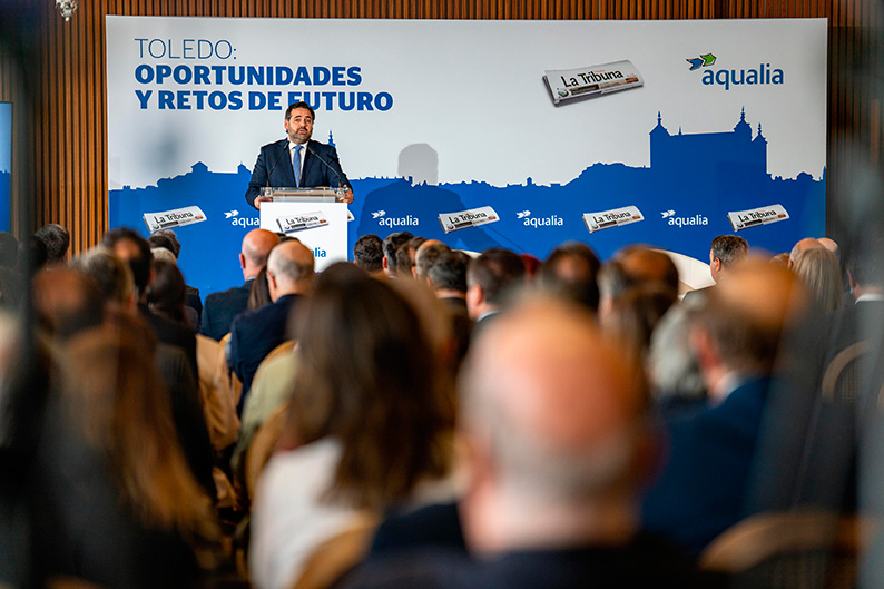 Núñez apuesta por un cambio de gobiernos en Castilla-La Mancha y España para alinearlos con el Ayuntamiento de Toledo y “potenciar toda su capacidad de crecimiento” visitado en el día de hoy la sede del Parlamento Europeo en Bruselas, acompañados por tres de sus profesores, en el marco de las actividades europeas que el centro viene desarrollando de manera continuada en los últimos años. Durante la jornada, el alumnado ha tenido la oportunidad de conocer de primera mano el funcionamiento de la principal institución legislativa de la Unión Europea, asistir a una sesión explicativa sobre el proceso de toma de decisiones comunitarias y reflexionar sobre el papel de la juventud en la construcción del proyecto europeo. Esta visita supone el cuarto viaje que el IES Eladio Cabañero realiza a Bruselas en los últimos años, consolidando así una trayectoria claramente europeísta y un firme compromiso con la educación en valores democráticos, ciudadanía activa y participación. El centro mantiene una línea de trabajo constante vinculada a los asuntos europeos, fomentando en su alumnado el conocimiento de las instituciones comunitarias y el sentimiento de pertenencia a una Europa unida, diversa y solidaria. Cabe destacar que este viaje cuenta, en un alto porcentaje, con financiación del propio Parlamento Europeo, lo que permite acercar esta experiencia formativa a un mayor número de estudiantes y facilitar el acceso directo a las instituciones europeas. La experiencia en Bruselas se completará en los próximos días con la visita cultural a las ciudades de Brujas y Gante, donde el alumnado podrá conocer de cerca el patrimonio histórico y artístico de Bélgica, enriqueciendo así su formación académica y personal. Con iniciativas como esta, el IES Eladio Cabañero reafirma su vocación internacional y su apuesta decidida por una educación abierta al mundo, comprometida con los valores europeos y orientada a ofrecer a su alumnado experiencias educativas de alto impacto formativo.