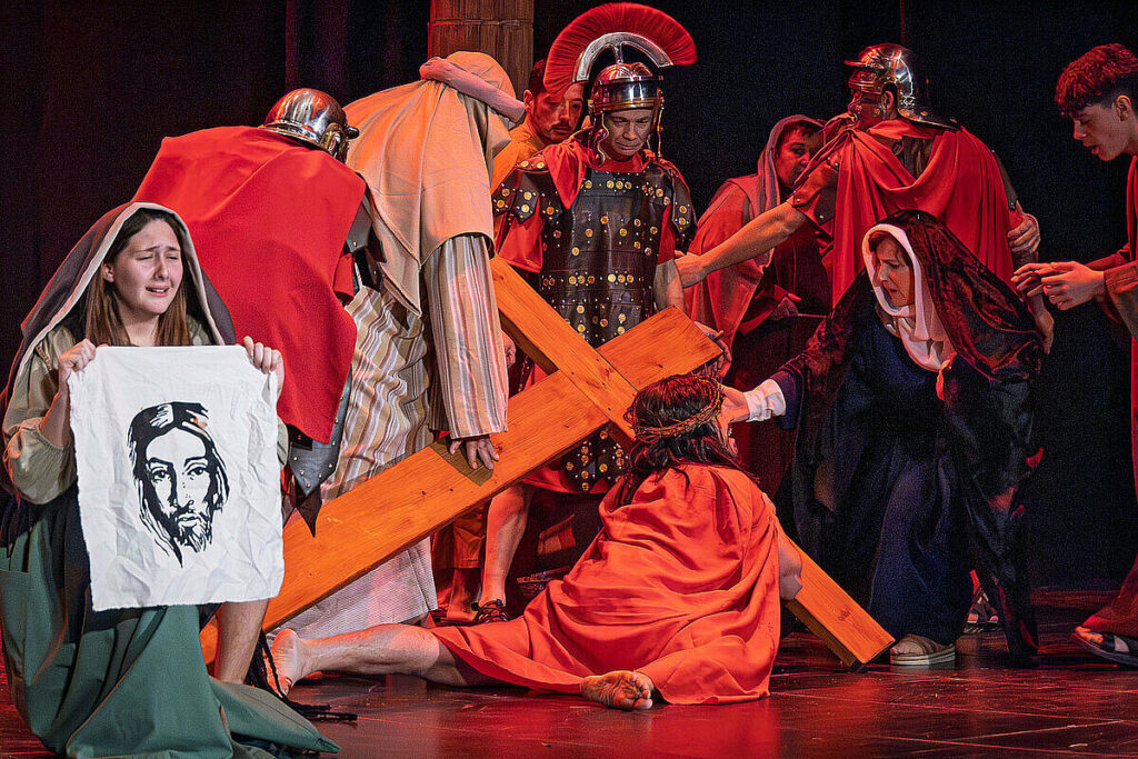 Argamasilla de Alba vivió una intensa tarde de teatro con la representación de “La Pasión de Cristo” 10 pasiondecristo