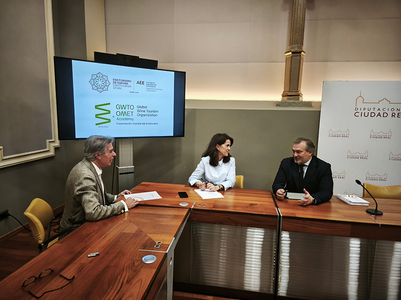 María Jesús Pelayo impulsa con la Cámara de Comercio y la Organización Mundial de Enoturismo nuevas líneas de colaboración