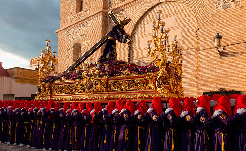 El Colegio Oficial de Podólogos advierte del cuidado de los pies en Semana Santa y ofrece consejos clave para prevenir lesiones