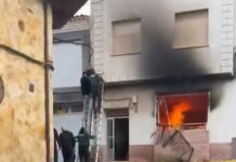 La Guardia Civil de Albacete rescata a dos personas del incendio originado en una vivienda de Tarazona de la Mancha La Guardia Civil de Albacete rescata a dos personas del incendio originado en una vivienda de Tarazona de la Mancha