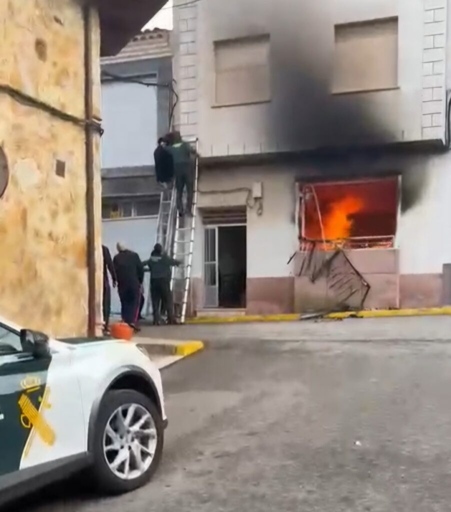 La Guardia Civil de Albacete rescata a dos personas del incendio originado en una vivienda de Tarazona de la Mancha 1 rescxatedospersonastarazona 2
