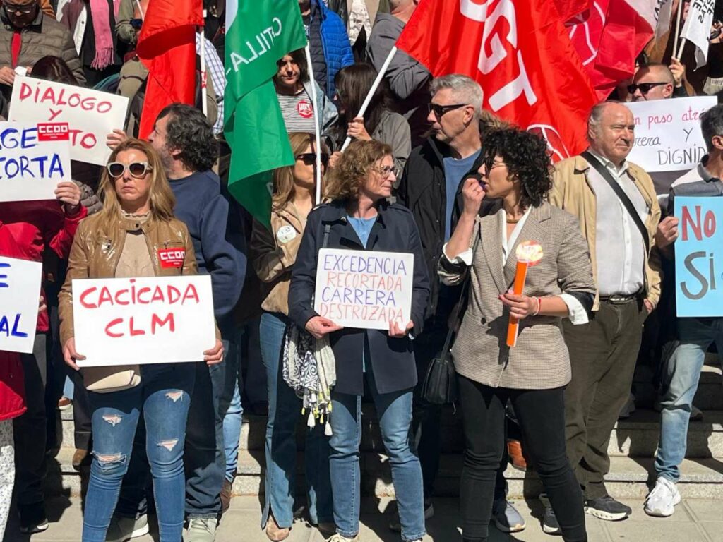 Sindicatos de la función pública de Castilla-La Mancha denuncian un nuevo recorte de derechos y exigen la retirada de la modificación del artículo 121 2 sindicatos movilizacion toledo 2