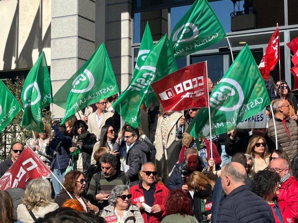 Sindicatos de la función pública de Castilla-La Mancha denuncian un nuevo recorte de derechos y exigen la retirada de la modificación del artículo 121 3 sindicatos movilizacion toledo 3