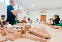El Premio Nacional, Isidro Ferrer, imparte un taller de madera en la Biblioteca de Tomelloso El Premio Nacional, Isidro Ferrer, imparte un taller de madera en la Biblioteca de Tomelloso