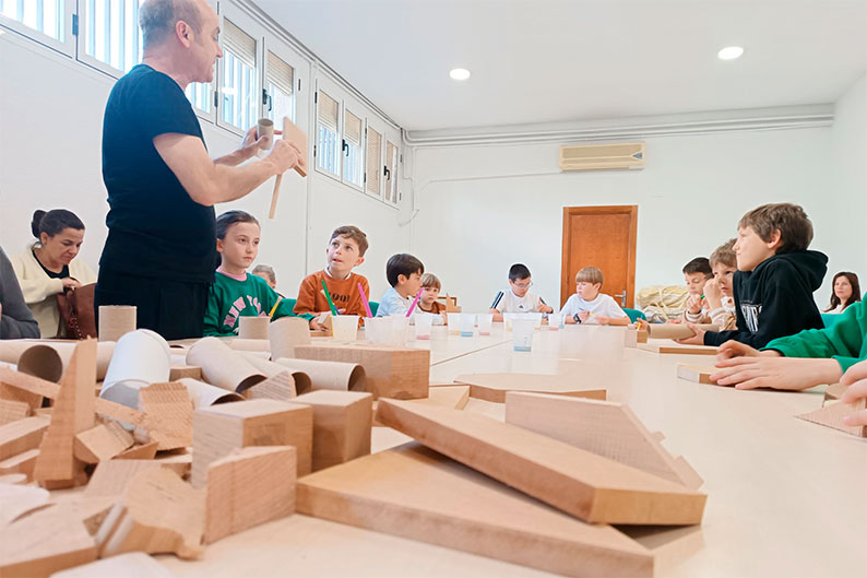 El Premio Nacional, Isidro Ferrer, imparte un taller de madera en la Biblioteca de Tomelloso