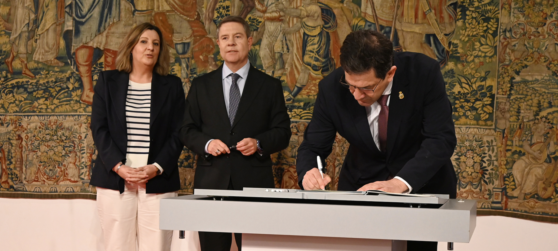 Valverde firma en el Palacio de Fuensalida una aportación de 6,5 millones de euros al Programa de Apoyo Activo al Empleo de Diputación-Junta