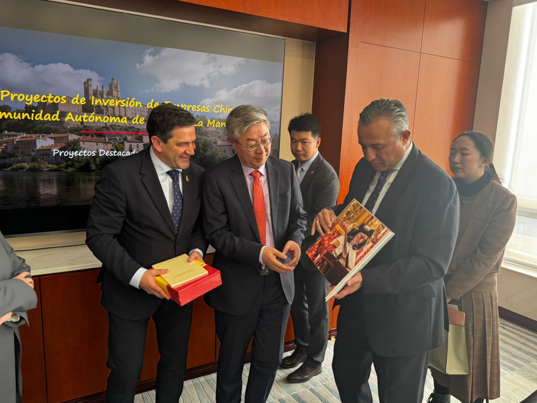 Valverde pone en valor la provincia de Ciudad Real en una reunión con el viceministro de Relaciones Internacionales de China celebrada en Pekín 4 Valverde pone en valor la provincia de Ciudad Real en una reunión con el viceministro de Relaciones Internacionales de China celebrada en Pekín