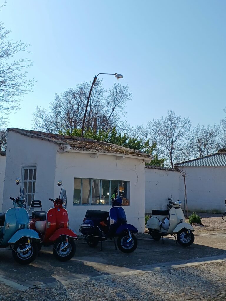 Tomelloso acelera su corazón vespero con una visita inolvidable a la Cueva Orígenes 11 visita vespas cueva origenes tomelloso 11