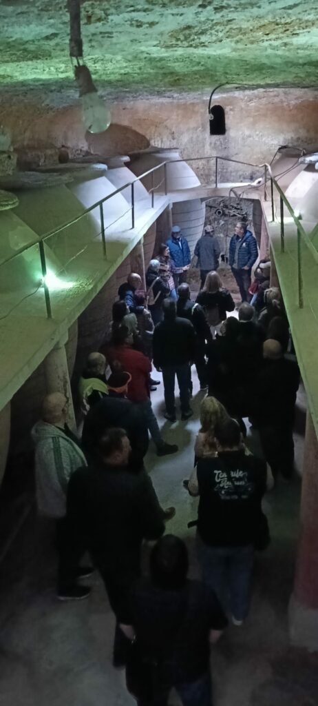 Tomelloso acelera su corazón vespero con una visita inolvidable a la Cueva Orígenes 3 visita vespas cueva origenes tomelloso 2