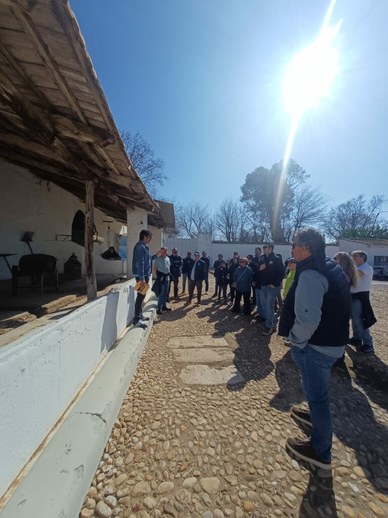 Tomelloso acelera su corazón vespero con una visita inolvidable a la Cueva Orígenes 4 visita vespas cueva origenes tomelloso 4