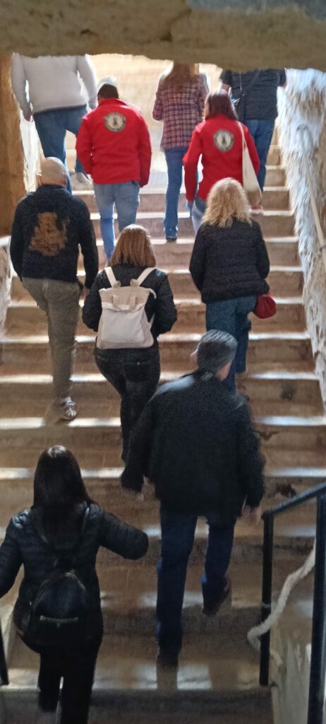 Tomelloso acelera su corazón vespero con una visita inolvidable a la Cueva Orígenes 2 visita vespas cueva origenes tomelloso