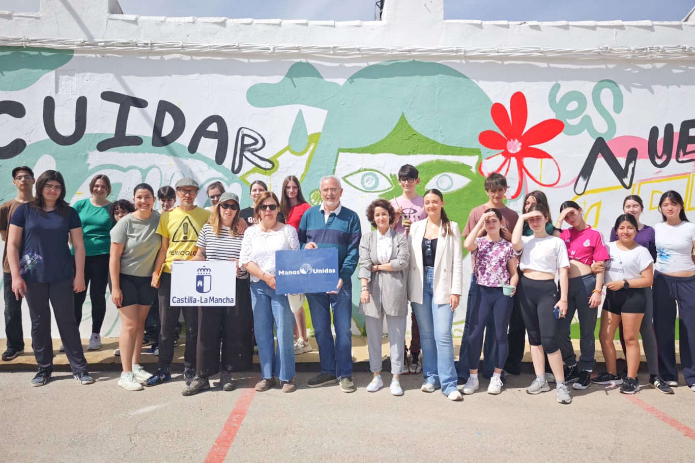 Alumnos de la Escuela de Arte culminan en el recinto ferial el mural “Cuidar el Agua es Nuestro Arte”, impulsado por Manos Unidas