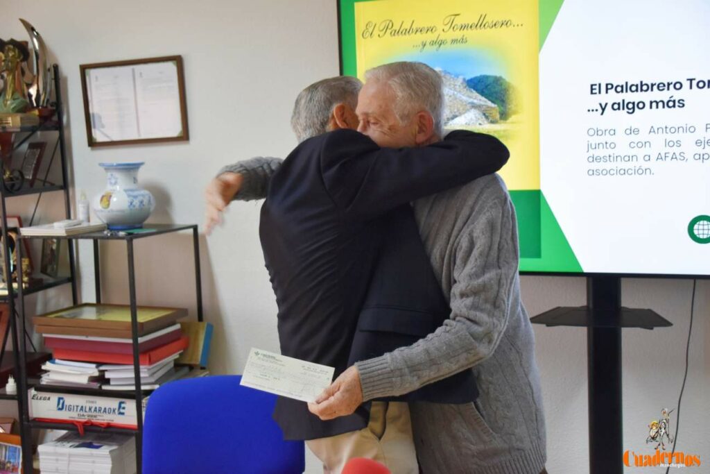 Antonio Perales entrega a AFAS los beneficios de la venta de "El palabrero tomellosero... y algo más" y refuerza el valor solidario de la cultura popular en Tomelloso 9 beneficios recaudados palabro tomellosero afas tomelloso 02