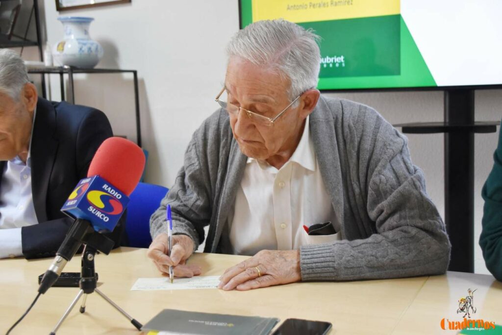 Antonio Perales entrega a AFAS los beneficios de la venta de "El palabrero tomellosero... y algo más" y refuerza el valor solidario de la cultura popular en Tomelloso 7 beneficios recaudados palabro tomellosero afas tomelloso 04