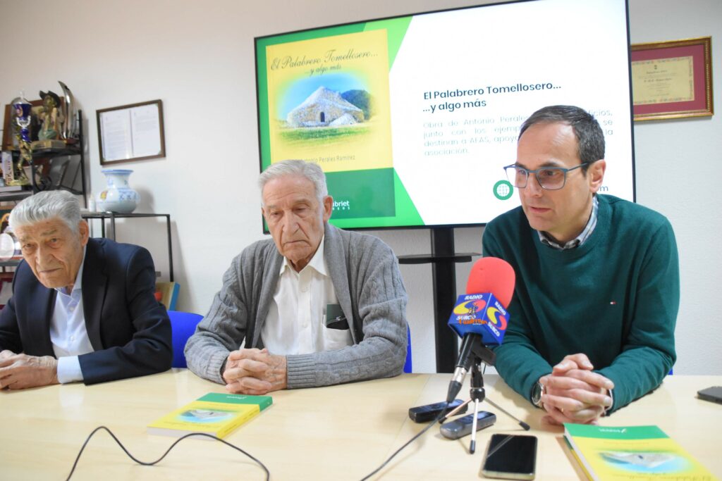 Antonio Perales entrega a AFAS los beneficios de la venta de "El palabrero tomellosero... y algo más" y refuerza el valor solidario de la cultura popular en Tomelloso 3 beneficios recaudados palabro tomellosero afas tomelloso 08