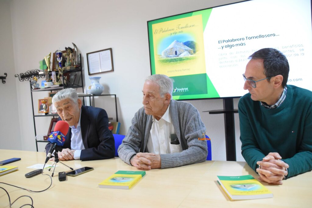 Antonio Perales entrega a AFAS los beneficios de la venta de "El palabrero tomellosero... y algo más" y refuerza el valor solidario de la cultura popular en Tomelloso 2 beneficios recaudados palabro tomellosero afas tomelloso 09