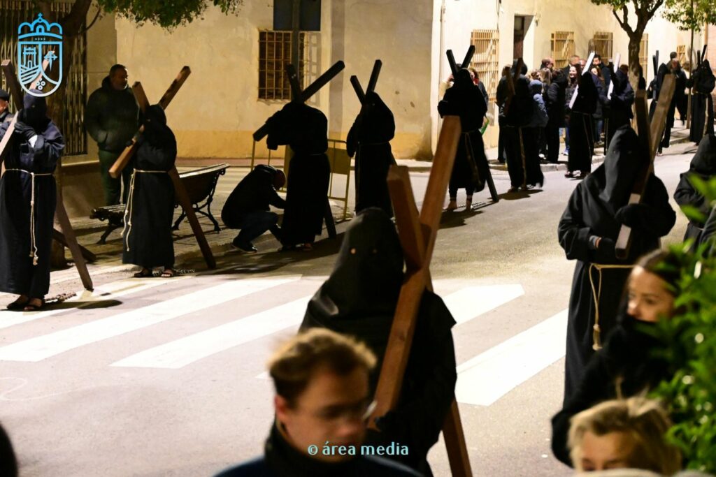 La Cofradía de los Crucíferos de la Caridad vuelve a recorrer Socuéllamos en un Martes Santo marcado por la fe 11 cofradia cruciferos socuellamos semana santa 11