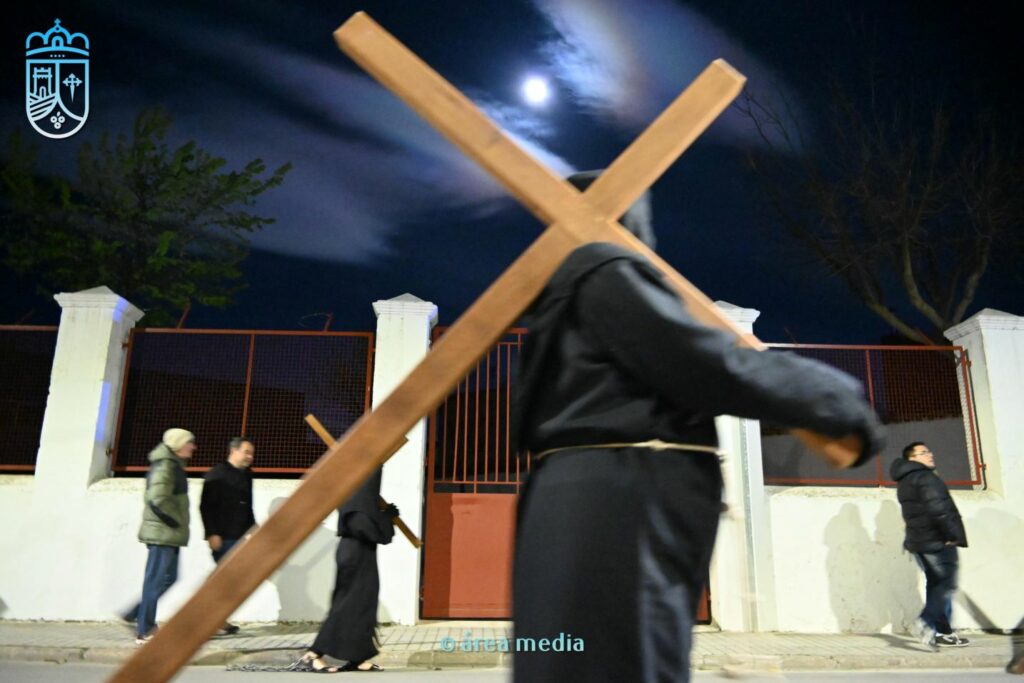 La Cofradía de los Crucíferos de la Caridad vuelve a recorrer Socuéllamos en un Martes Santo marcado por la fe 12 cofradia cruciferos socuellamos semana santa 12