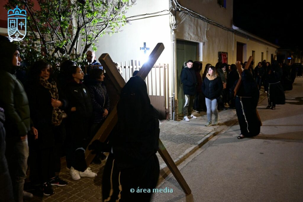 La Cofradía de los Crucíferos de la Caridad vuelve a recorrer Socuéllamos en un Martes Santo marcado por la fe 14 cofradia cruciferos socuellamos semana santa 14