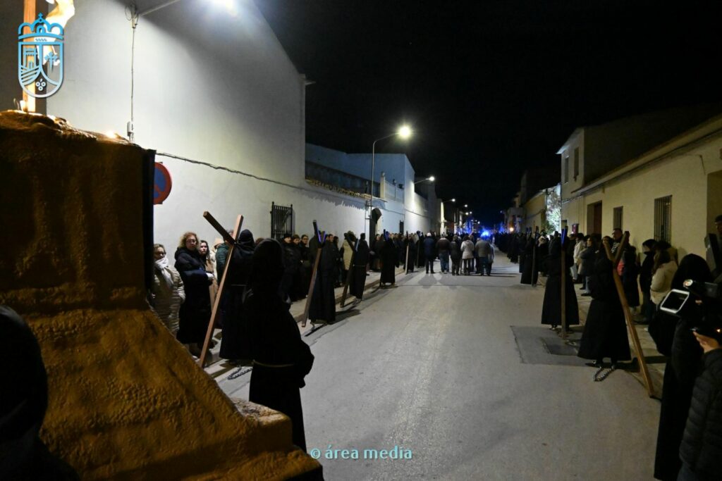 La Cofradía de los Crucíferos de la Caridad vuelve a recorrer Socuéllamos en un Martes Santo marcado por la fe 17 cofradia cruciferos socuellamos semana santa 17