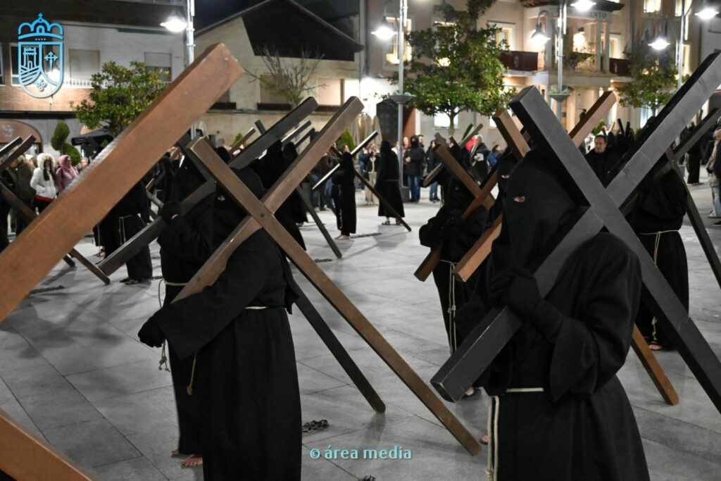 La Cofradía de los Crucíferos de la Caridad vuelve a recorrer Socuéllamos en un Martes Santo marcado por la fe 2 cofradia cruciferos socuellamos semana santa 2