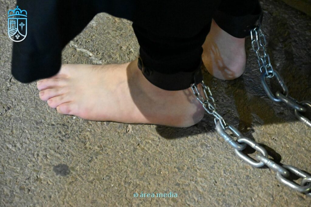 La Cofradía de los Crucíferos de la Caridad vuelve a recorrer Socuéllamos en un Martes Santo marcado por la fe 21 cofradia cruciferos socuellamos semana santa 21