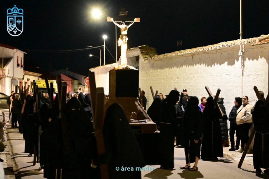 La Cofradía de los Crucíferos de la Caridad vuelve a recorrer Socuéllamos en un Martes Santo marcado por la fe 22 cofradia cruciferos socuellamos semana santa 22