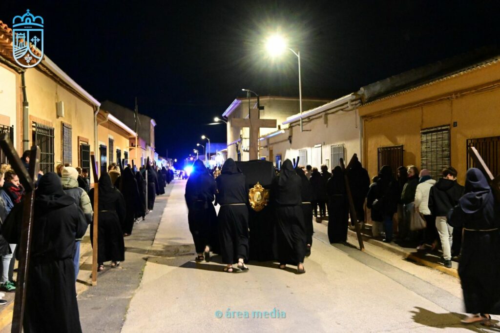 La Cofradía de los Crucíferos de la Caridad vuelve a recorrer Socuéllamos en un Martes Santo marcado por la fe 23 cofradia cruciferos socuellamos semana santa 23
