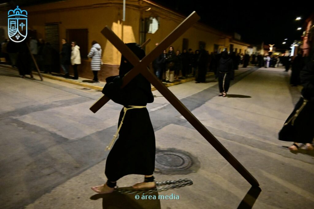 La Cofradía de los Crucíferos de la Caridad vuelve a recorrer Socuéllamos en un Martes Santo marcado por la fe 24 cofradia cruciferos socuellamos semana santa 24