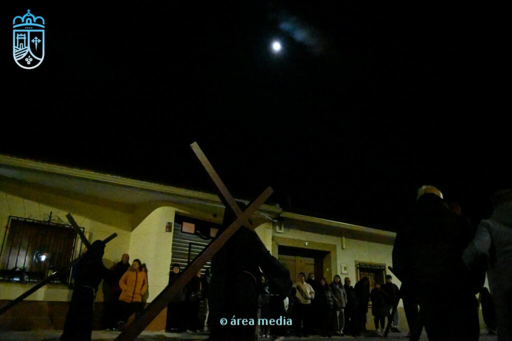 La Cofradía de los Crucíferos de la Caridad vuelve a recorrer Socuéllamos en un Martes Santo marcado por la fe 25 cofradia cruciferos socuellamos semana santa 25