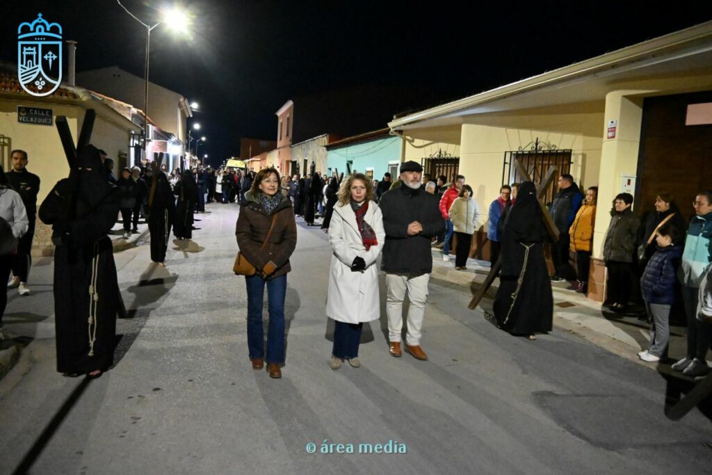 La Cofradía de los Crucíferos de la Caridad vuelve a recorrer Socuéllamos en un Martes Santo marcado por la fe 26 cofradia cruciferos socuellamos semana santa 26