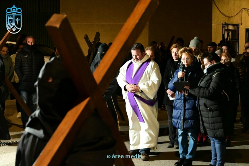 La Cofradía de los Crucíferos de la Caridad vuelve a recorrer Socuéllamos en un Martes Santo marcado por la fe 28 cofradia cruciferos socuellamos semana santa 28