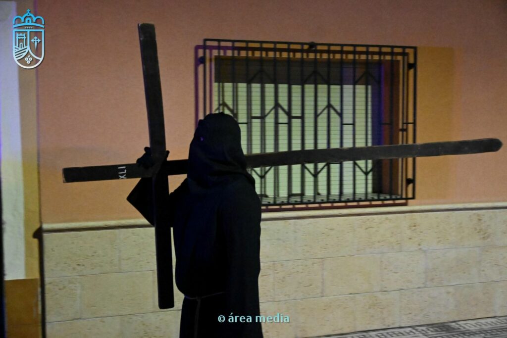 La Cofradía de los Crucíferos de la Caridad vuelve a recorrer Socuéllamos en un Martes Santo marcado por la fe 29 cofradia cruciferos socuellamos semana santa 29