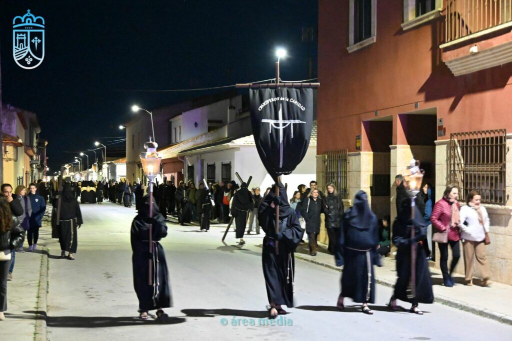 La Cofradía de los Crucíferos de la Caridad vuelve a recorrer Socuéllamos en un Martes Santo marcado por la fe 30 cofradia cruciferos socuellamos semana santa 30