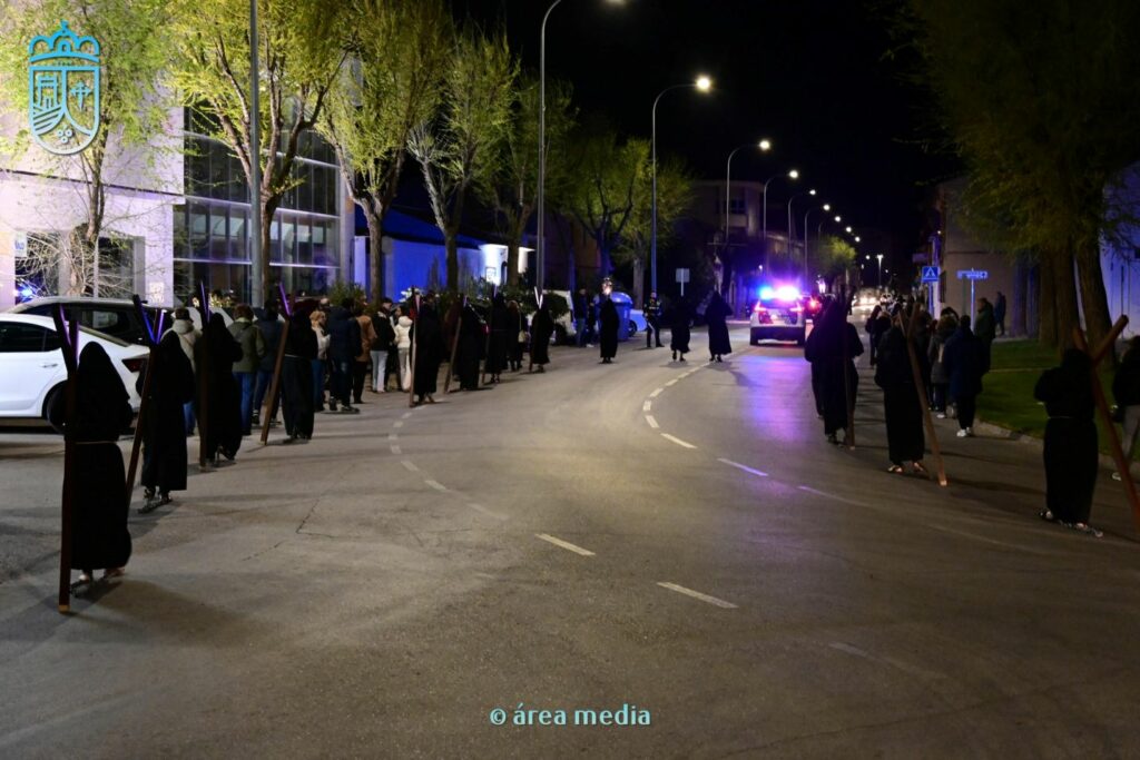 La Cofradía de los Crucíferos de la Caridad vuelve a recorrer Socuéllamos en un Martes Santo marcado por la fe 31 cofradia cruciferos socuellamos semana santa 31
