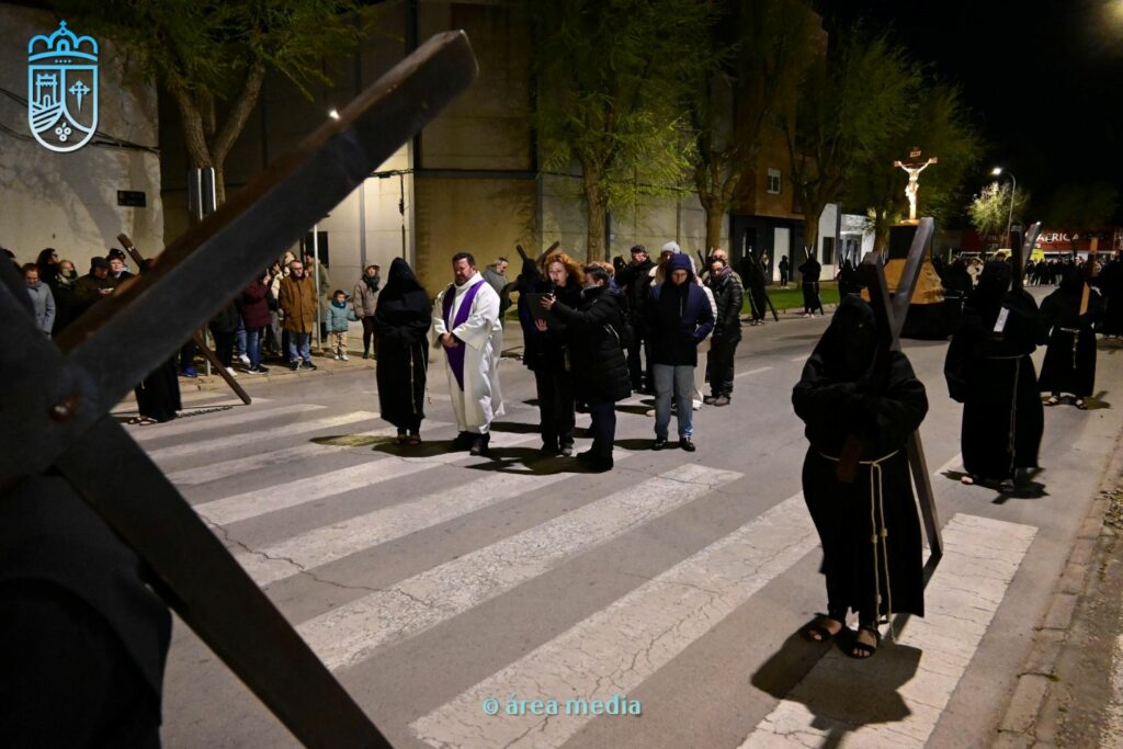 La Cofradía de los Crucíferos de la Caridad vuelve a recorrer Socuéllamos en un Martes Santo marcado por la fe 33 cofradia cruciferos socuellamos semana santa 33