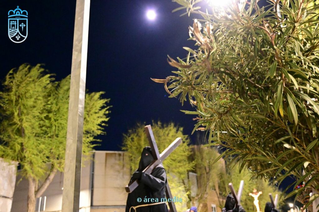La Cofradía de los Crucíferos de la Caridad vuelve a recorrer Socuéllamos en un Martes Santo marcado por la fe 34 cofradia cruciferos socuellamos semana santa 354