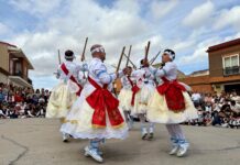 Devoción en la ermita de la Virgen con los Danzantes del Santísimo Cristo de la Viga Devoción en la ermita de la Virgen con los Danzantes del Santísimo Cristo de la Viga