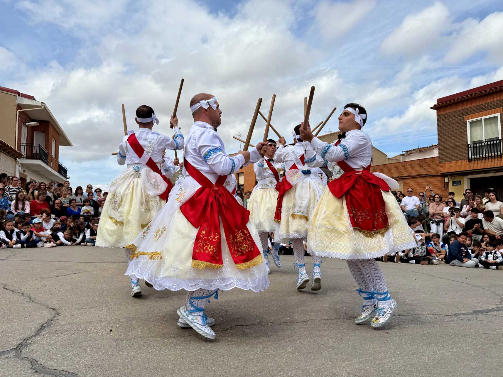 Devoción en la ermita de la Virgen con los Danzantes del Santísimo Cristo de la Viga