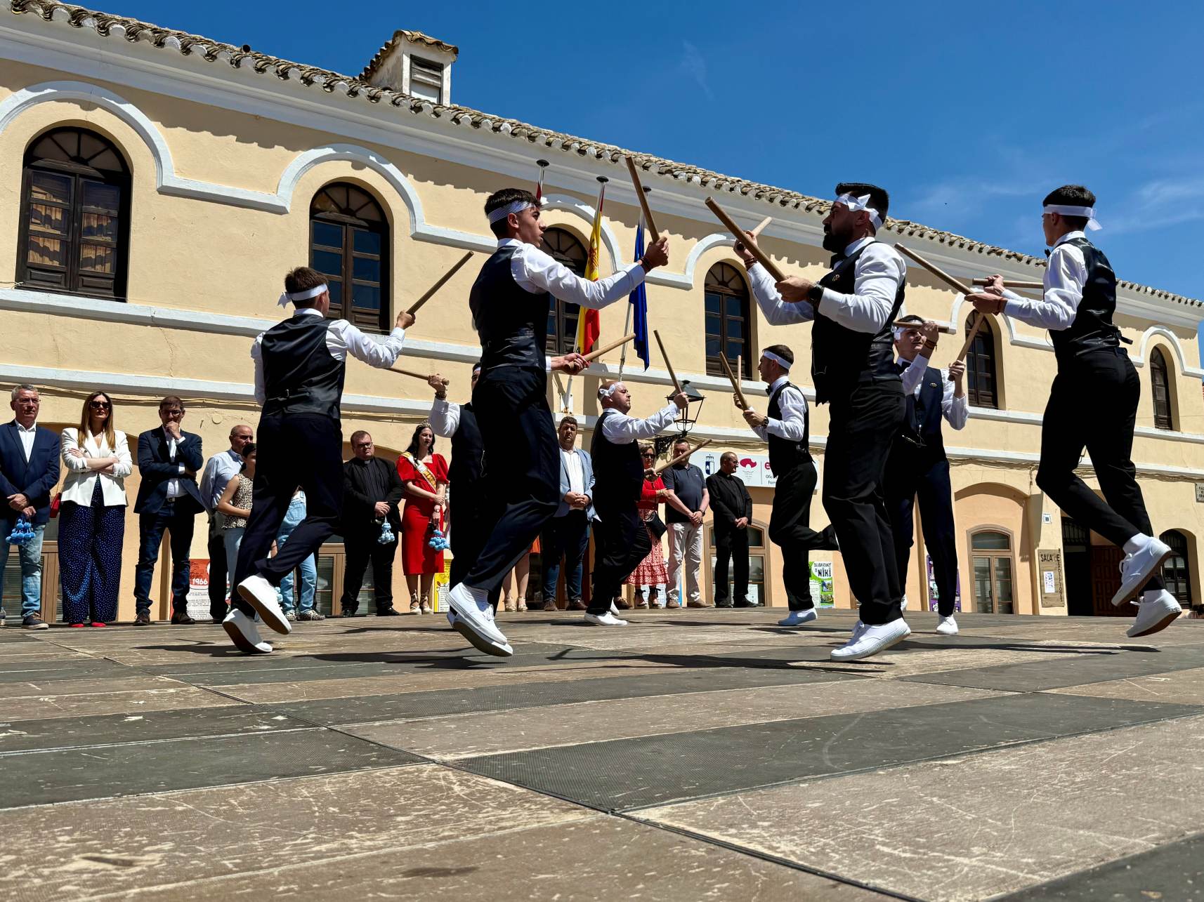 Villacañas presenta a los Danzantes del Santísimo Cristo de la Viga en una jornada soleada
